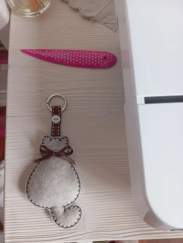 Portachiavi a forma di gattino in feltro