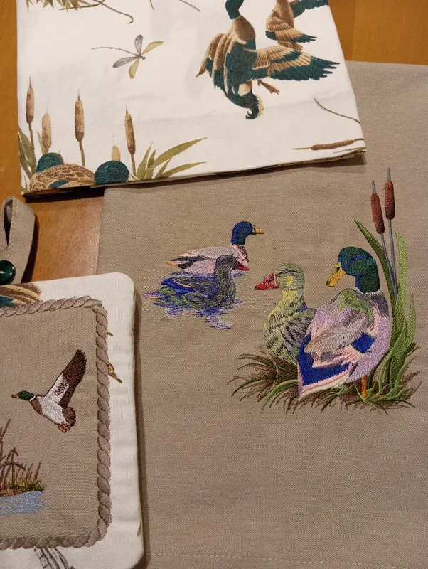 Set di tovaglie ricamate con soggetti naturalistici