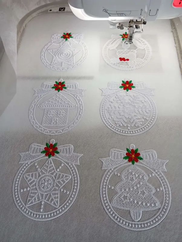 Pizzi ricamati a macchina in lavorazione