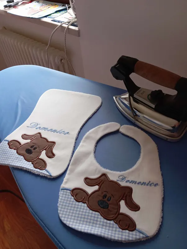 Bavaglini con cagnolino e nome ricamato