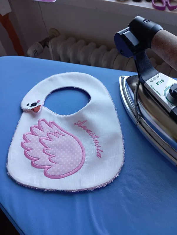 Bavaglino con cigno e nome ricamato