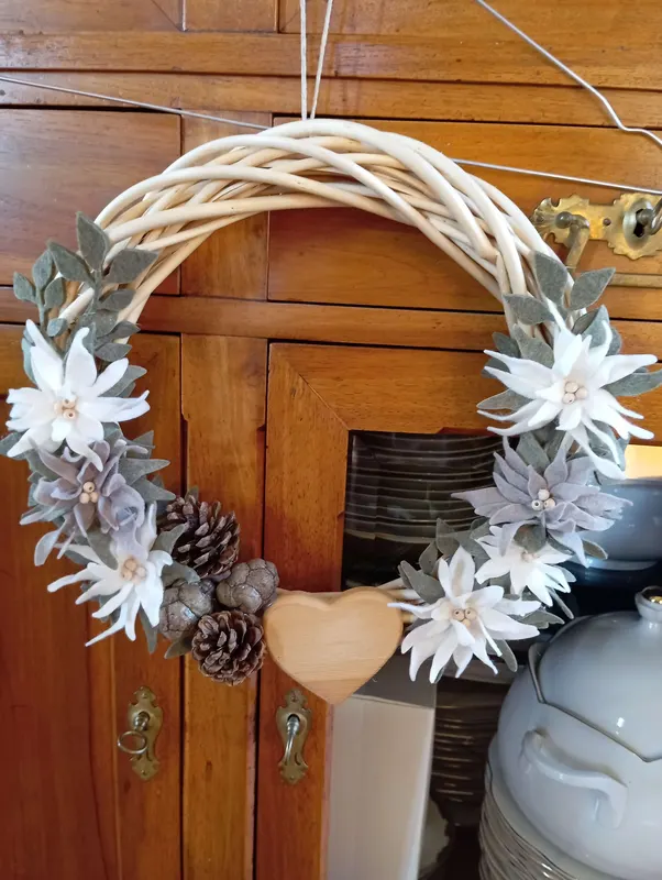 Ghirlanda bianca con stelle di Natale e pigne